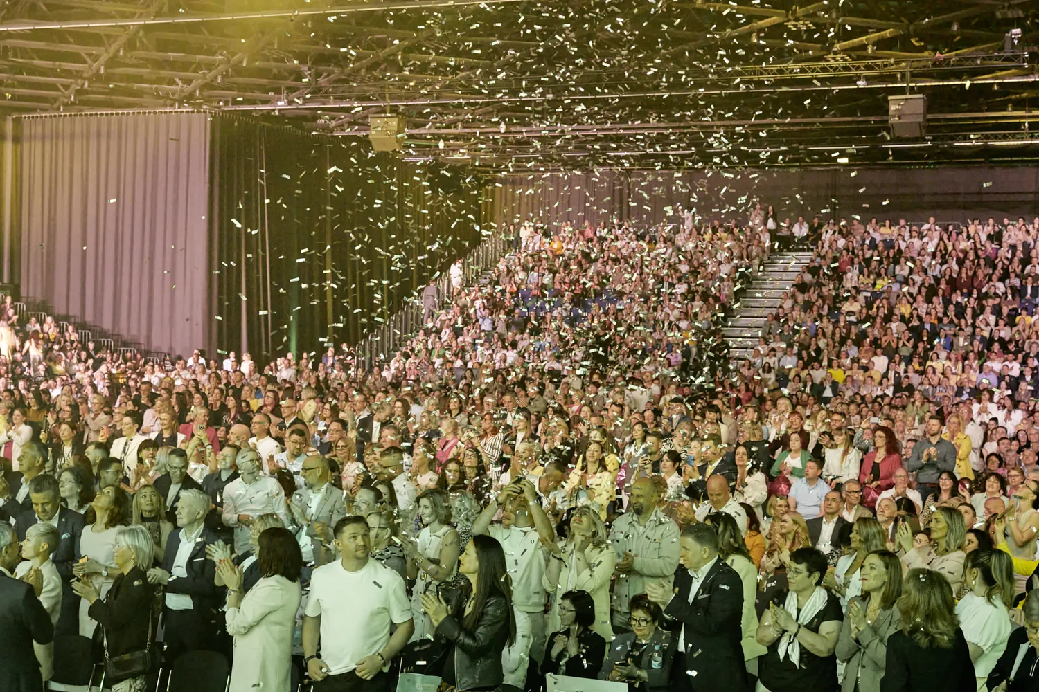 LR Business Day 2026: tausende Partner in der Halle, Konfettiregen